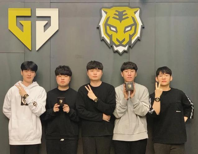 儿加梦！京多安社媒晒头戴印有加拉塔萨雷队徽帽子的童年照